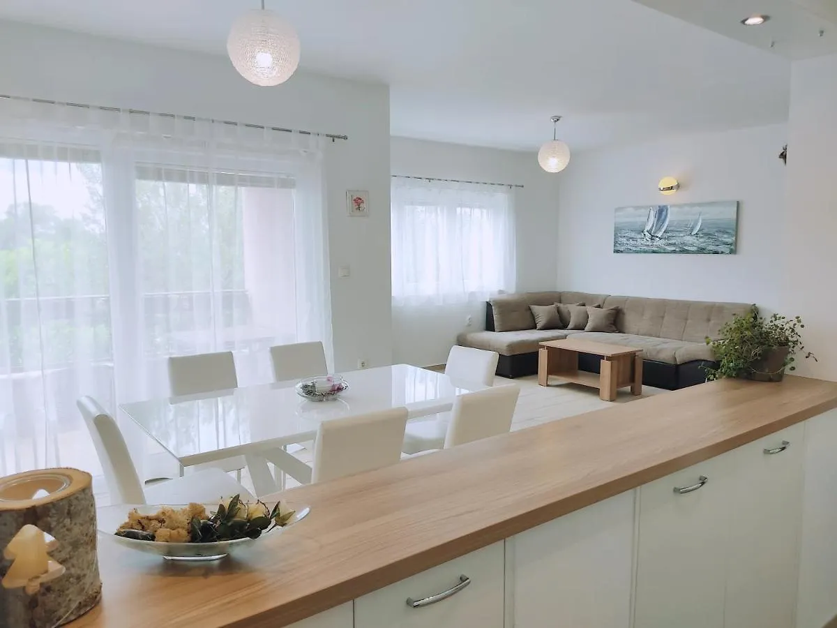 Apartments Nina Maslenica 0*,